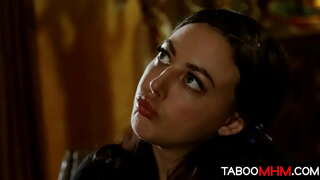 Stepdad fucks tij stepdaughter si një mësues që e ndëshkon një slutty hisao