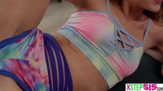 Hap i vogël dhe motra e saj i ngushtë shok i kishte stepbro të merrni një e papritur gafë për ta