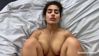 Menyematkan Kakinya Di Atas Kepalanya Untuk Penetrasi Lebih Dalam