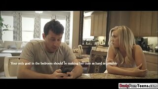 ���ुनहरे बालों वाली बेली में एक किसी न किसी तरह