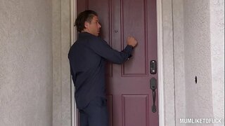 Milf Eva Notty crams ei pussy dynn gyda enfawr dick tra bod ei boobs enfawr sway