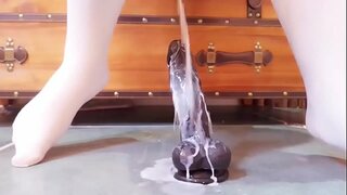 ASIATISK PIGE NYDER AT VÆRE