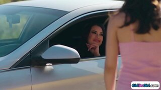 Три сексуальные девушки из колледжа целуются на кровати. Две из них сосут твердые сиськи своей рыжеволосой подруги, прежде чем одна из них лизнет её киску во время смачивания лица на лобок рыжеволосой. Эта тинэйджерка ест киску, а затем они трётся друг о друга до тех пор, пока не кончат