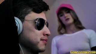 Sexy teen Kenzie Madison twerks prapanicën e saj seducing saj stepbrother pastaj ajo të hapur saj pidhi e tij për të bërë futja e tij të madh dick