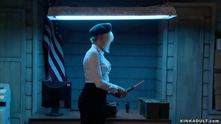 Jätkä sidottu ja kuulustelija kusessa