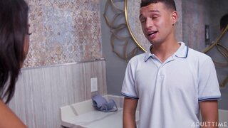 Wiedeń Black Przyłapała Swojego Chłopaka Дрочащим w staniku Jej Matki!