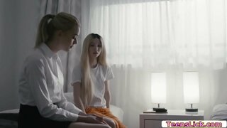 Kenzie Reeves prste i liže njen školski drug Anny Auroras pičkica Kenzie Reeves prste i liže njen školski drug Anny Auroras pičkica
