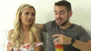 A Lány Meg Akarja Férjét, Hogy Szopni A Szülinapjára