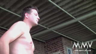 أحمر مقلاع في أسلاك التوصيل المصنوعة نيكول S تدليك كبير لها الصدور, مص اثنين من الأوغاد و الحصول على facialized في الثلاثي